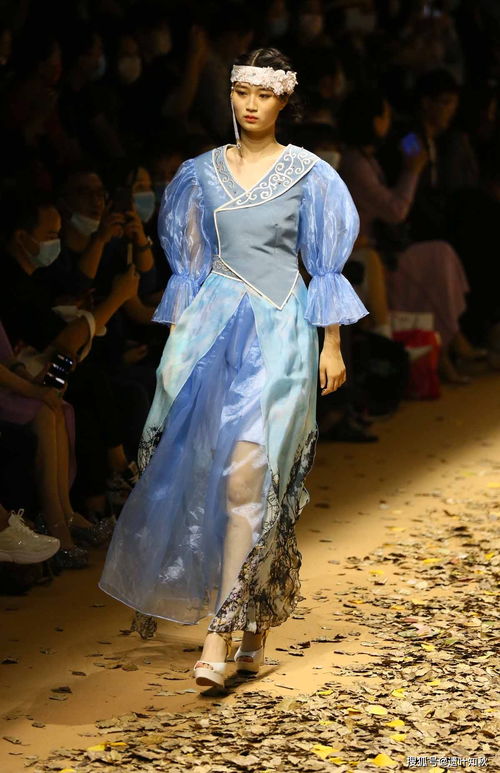 設(shè)計師金景怡攜鄂倫春文化服飾秀亮相2022春夏系列中國國際時裝周